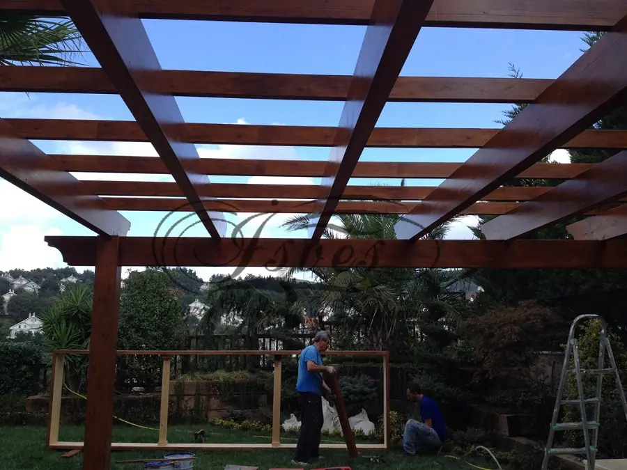 Bahçede ahşap pergola uygulaması