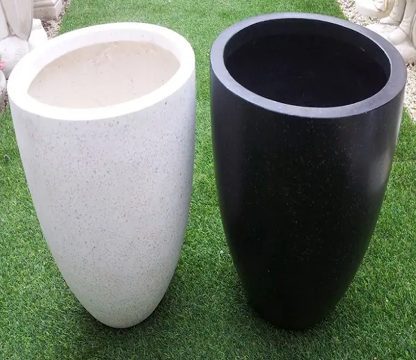 Çim üzerinde beyaz ve siyah fiber saksılar