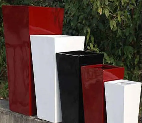Kırmızı, beyaz ve siyah uzun fiber saksılar