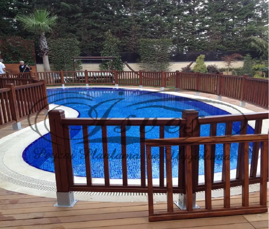 Ahşap korkuluklu oval havuz ve deck