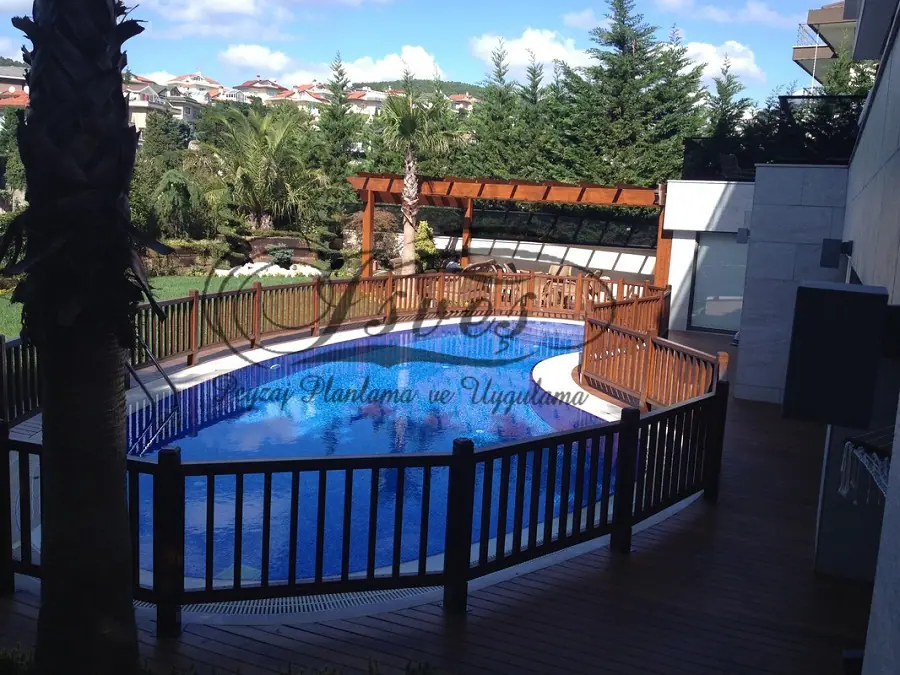 Havuz başında ahşap deck ve bahçe