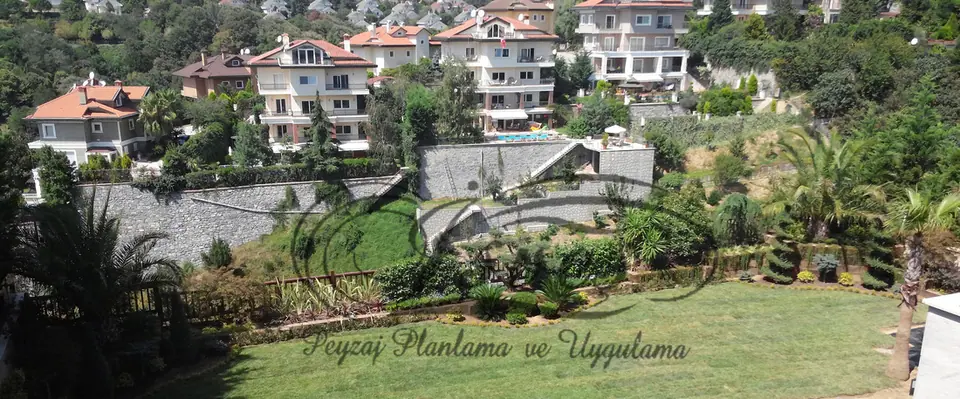 Site bahçesinde geniş ölçekli peyzaj düzenlemesi