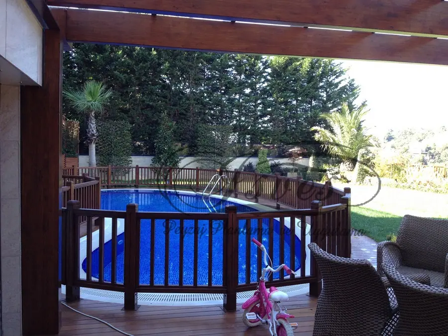 Pergola altından görünen havuz