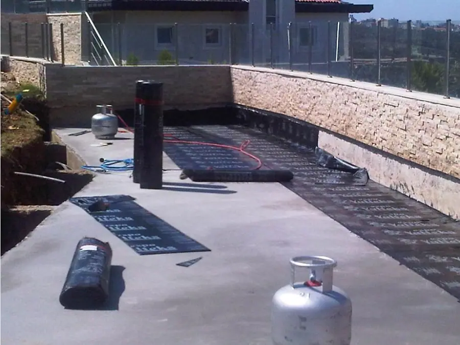 Teras bahçesinde su yalıtım membranı uygulaması