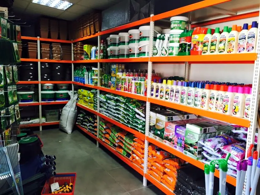 Bahçe Market’te gübre, ilaç ve tohum rafları