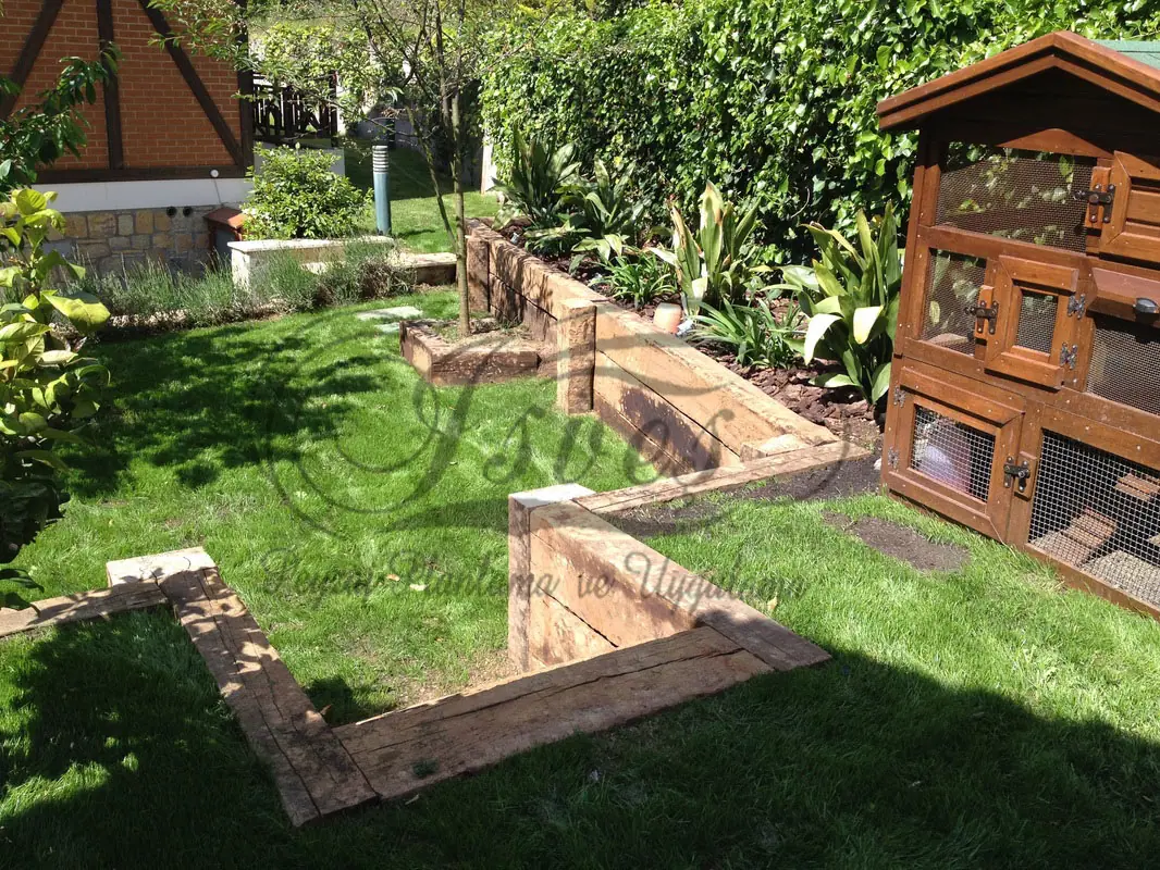 Ahşap travers basamaklar ve bahçe evi