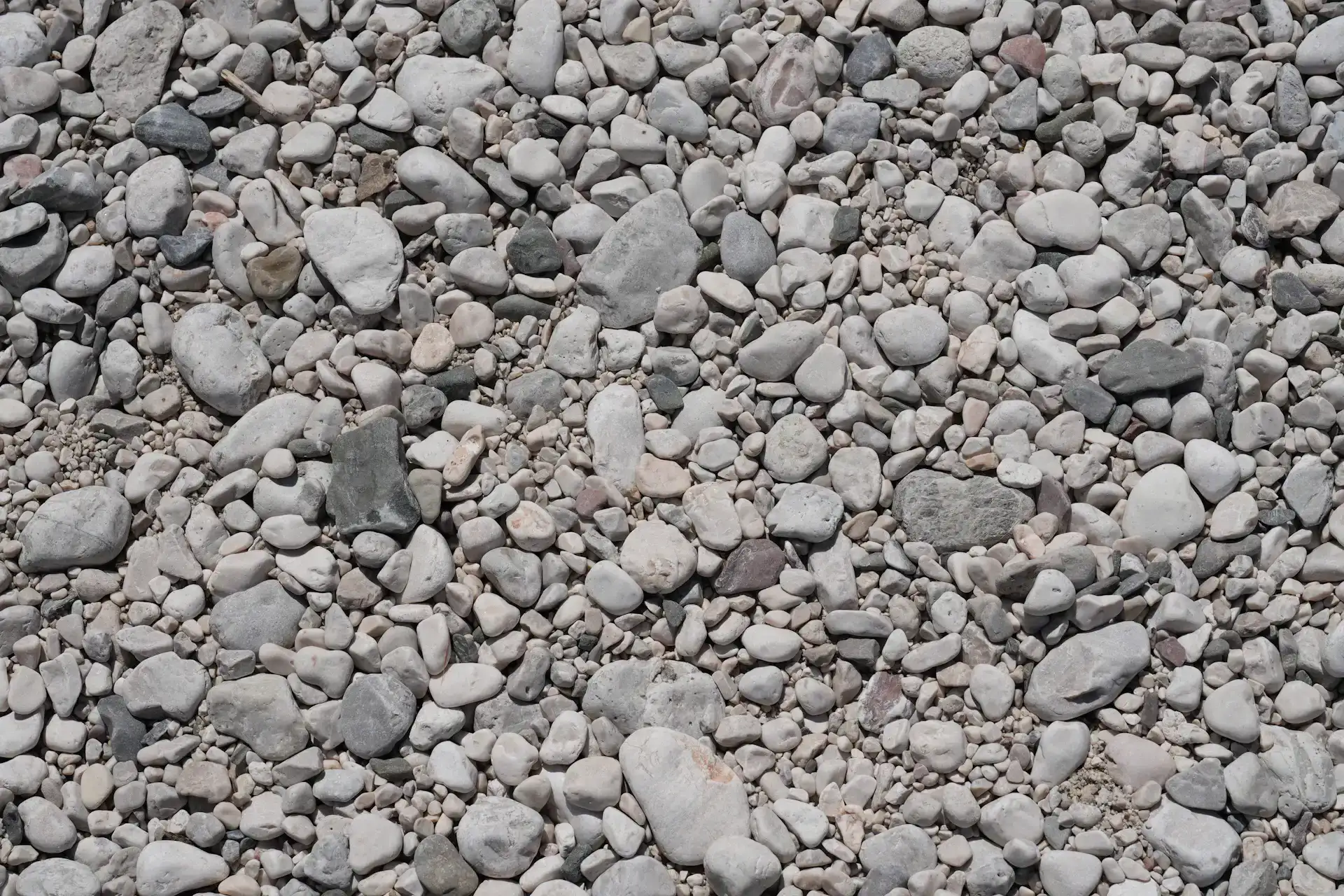Drenaj kanallarında kullanılan yuvarlak dere taşları