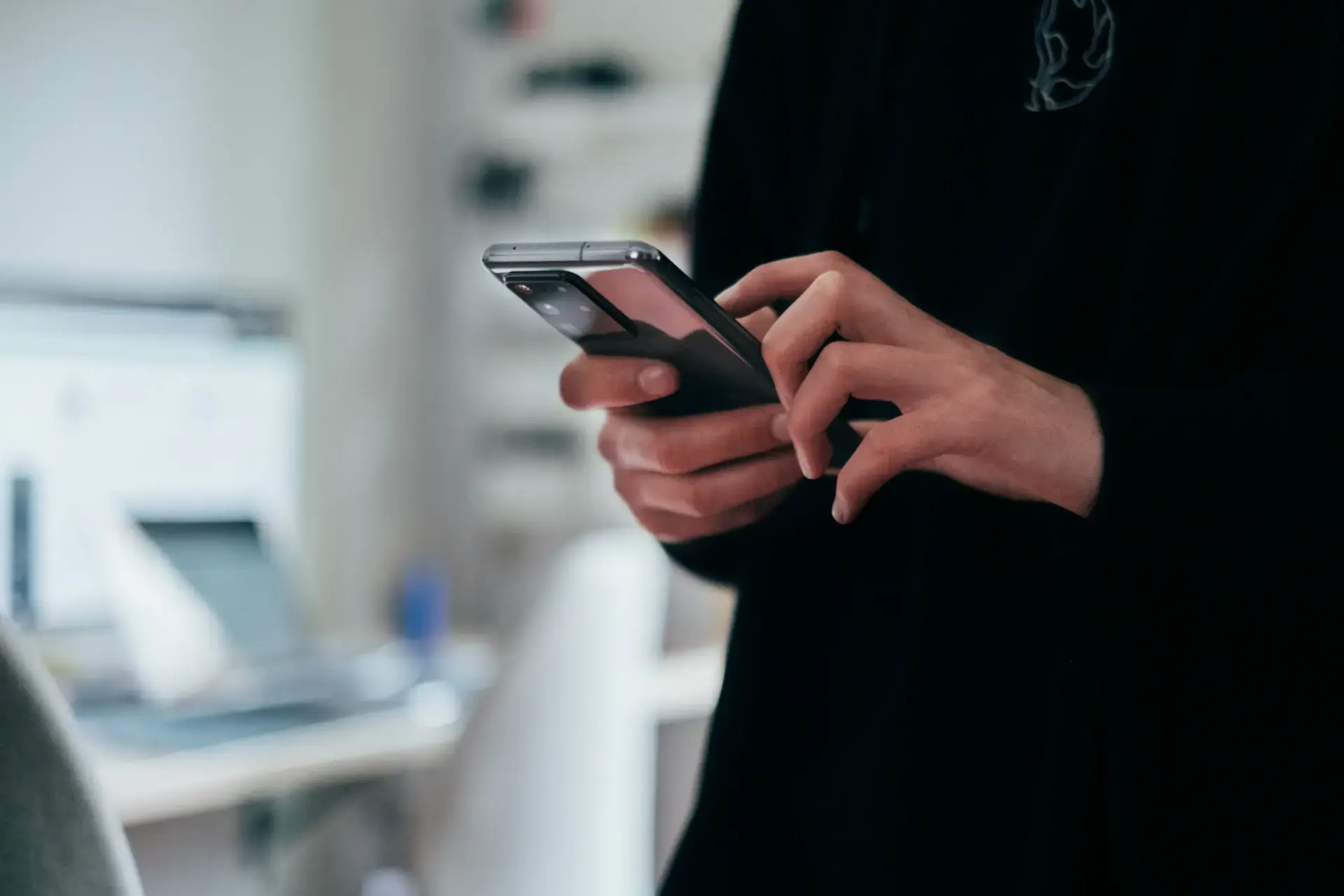 Elinde akıllı telefon tutan kişi